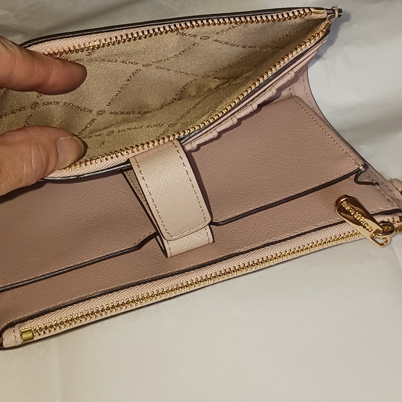 NWOT! MICHAEL KORS WRISTLET (OVERSIZED, DOUBLE ZIPPER) - Picture 10 of 13